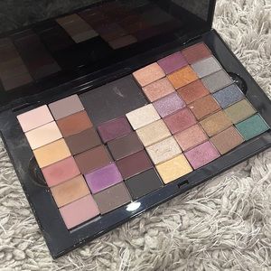 Mary Kay Eyeshadow Palette - Total of 38